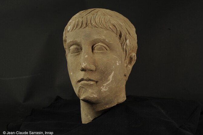Vue de la t&ecirc;te de la statue en calcaire apr&egrave;s nettoyage datant de la 1&egrave;re moiti&eacute; du 1er s. apr&egrave;s notre &egrave;re, provenant du quartier antique de Briord (Ain).