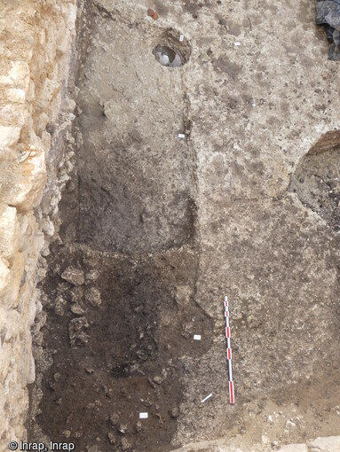 Bâtiment à poteaux corniers (Xe-XIIe siècles) partiellement épargné par le creusement des caves des bâtiments de la période moderne (XVIIe-XIXe siècles) mis au jour à Cognac (Charente) en 2023. En dépit de sérieuses perturbations dues aux aménagements de la période moderne, de nombreux vestiges attestent une occupation dès l'an mil. Celle-ci se manifeste sous forme d'une vingtaine de fosses et/ou silos répartis sur la moitié nord du site, au plus près du château. 