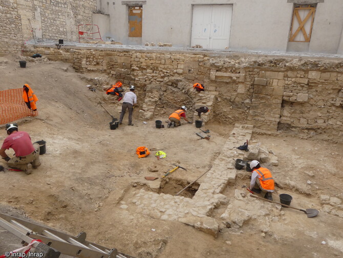 Dégagement en cours des caves préservées sous les remblais du cloître du couvent des Cordeliers à Cognac (Charente). 