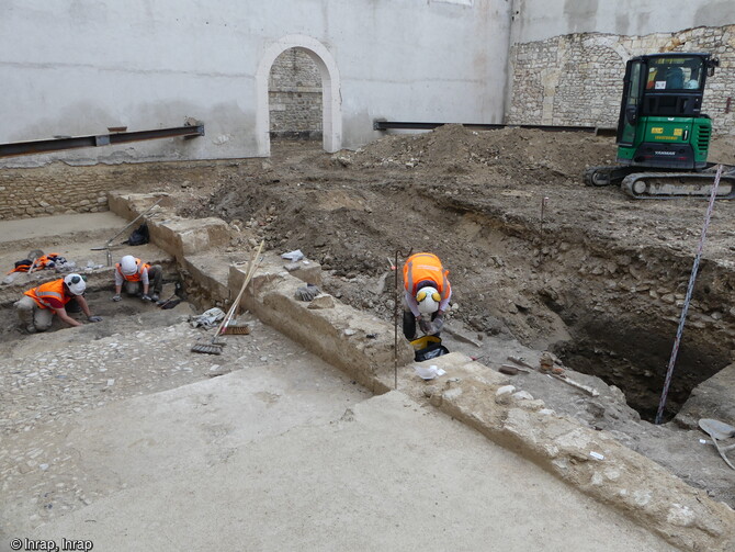 Dégagement en cours d'une galerie du cloître du couvent des Cordeliers à Cognac (Charente) en 2023. Le couvent a été édifié en 1660 et vendu à la fin du XVIIIe siècle en tant que bien national et progressivement racheté avec le reste de l'îlot urbain par la Maison Hennessy producteur de Cognac. 