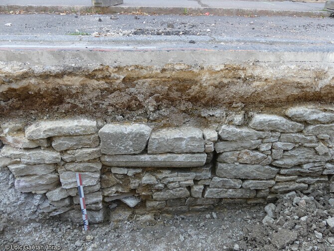 Exemple de reprise de maçonnerie avec remplois architecturaux dans le mur arrière du bâti médiéval à Dijon (Côtes-d'Or) observé en 2023. 