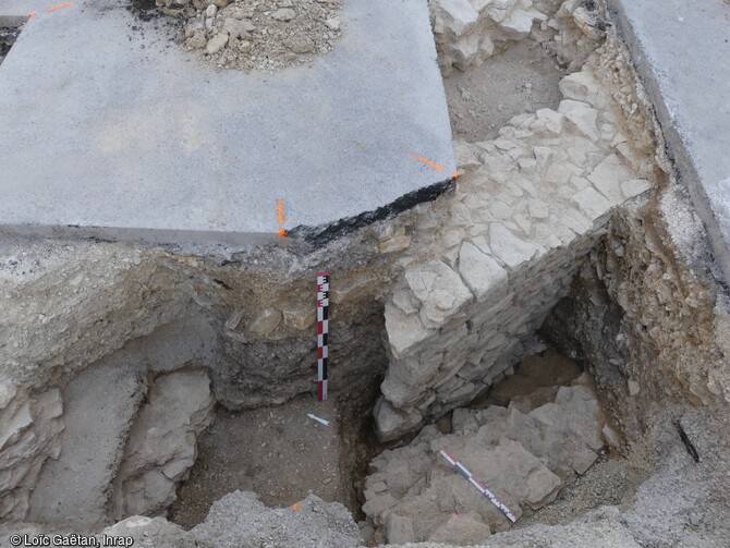 Élévation du mur du bastion Saint-Nicolas (construit en 1552) côté ville incisant la fondation de l'enceinte médiévale. L'ensemble construit est recoupé à gauche par une tranchée de réseau du milieu du XXe siècle, en cours de fouille à Dijon (Côtes-d'Or) en 2023. 