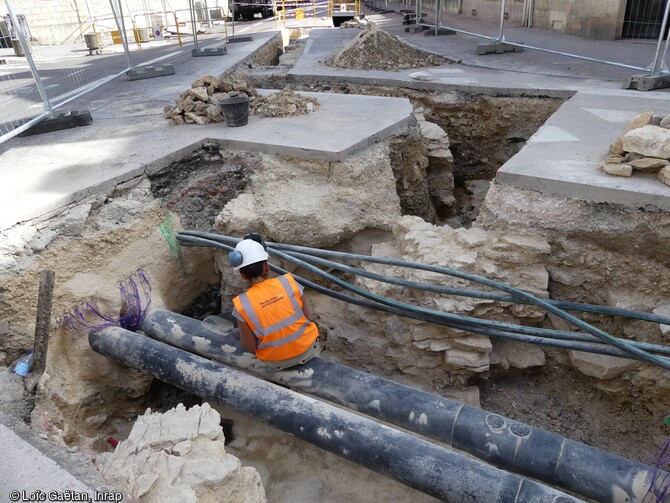 Mur du bastion Saint-Nicolas recoupé par de multiples réseaux en cours de fouille à Dijon (Côtes-d'Or) en 2023.