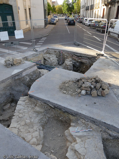 Mur du bastion Saint-Nicolas (1552) en direction de la place de la République, recoupé en son centre par une tranchée de gaz (milieu XXe siècle) en cours de fouille à Dijon (Côtes-d'Or) en 2023.