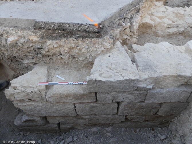 Élévation du mur du bastion Saint-Nicolas (1552) côté extérieur avec blocs de calcaire en bossage, en cours de fouille à Dijon (Côtes-d'Or) en 2023.