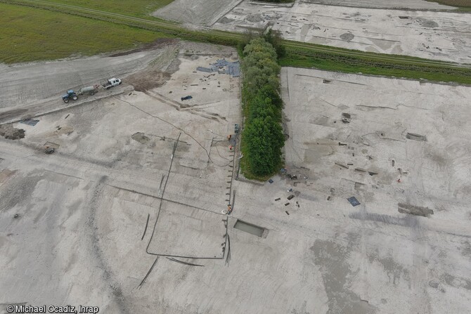 Vue aérienne de la fouille dans l'ancien estuaire de la Denna en plaine maritime flamande à Dunkerque (Nord). Au Moyen Âge, la nécessité d'intensifier la culture des céréales et de développer des cheptels pour répondre aux besoins de la population passe par une poldérisation, un asséchement de marais littoraux pour en faire des terres cultivables. Pour atteindre le fond des brèches creusées par la mer, et afin de faire des observations et des prélèvements, un dispositif de rabattement de la nappe phréatique est mis en place (à gauche).