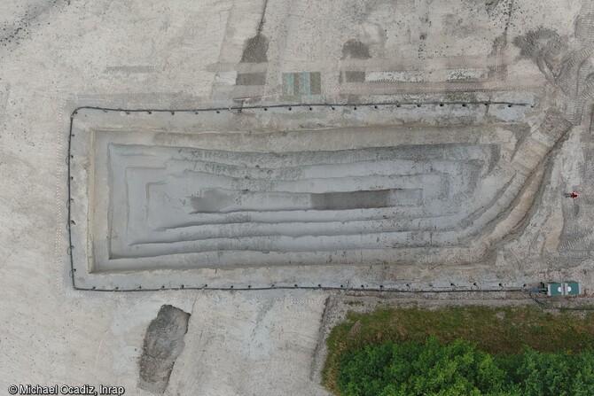 Vue aérienne de la fouille dans l'ancien estuaire de la Denna en plaine maritime flamande à Dunkerque (Nord). Au Moyen Âge, la nécessité d'intensifier la culture des céréales et de développer des cheptels pour répondre aux besoins de la population passe par une poldérisation, un asséchement de marais littoraux pour en faire des terres cultivables. Ainsi, les archéologue exhument l'histoire de l'occupation de cette plaine, mais aussi les processus d'endiguements. La fouille en paliers successifs est réalisée à l'intérieur du dispositif de rabattage de nappe.