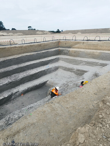 Vue de la fouille dans l'ancien estuaire de la Denna en plaine maritime flamande à Dunkerque (Nord). Au Moyen Âge, la nécessité d'intensifier la culture des céréales et de développer des cheptels pour répondre aux besoins de la population passe par une poldérisation, un asséchement de marais littoraux pour en faire des terres cultivables. Ainsi, les archéologues exhument l'histoire de l'occupation de cette plaine, mais aussi les processus d'endiguements. La fouille en paliers successifs est réalisée à l'intérieur du dispositif de rabattage de nappe.