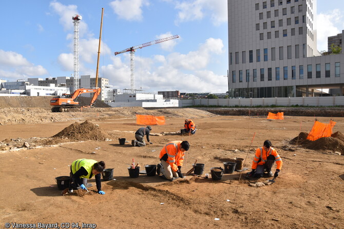 Fouille des niveaux d'occupation du Néolithique moyen à Ivry-sur-Seine (Val-de-Marne).