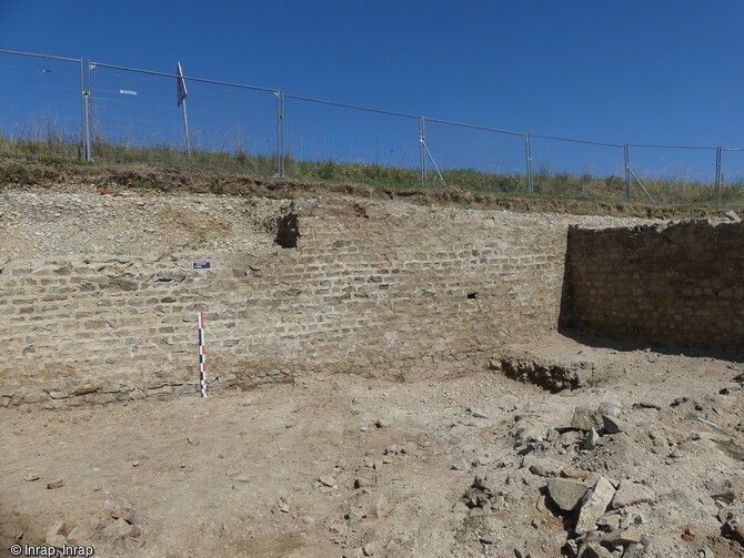 L'établissement vinicole construit au 1er s. de notre ère à Laveyron (Drôme) en cours de fouille. Au nord et au sud de la plateforme où sont installés les pressoirs de grands espaces excavés, qui font plus de 40 m de long et 10 m de large pouvaient servir de cellier pour permettre de conserver le vin et sa vinification. Les murs sont en petit appareil enduit. 