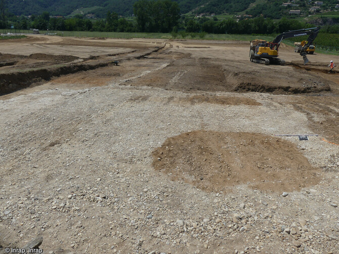 L'établissement vinicole construit au 1er s. de notre ère à Laveyron (Drôme) en cours de fouille. Sur la plateforme, les tâches sombres marquent les négatifs des jumelles (poteaux qui portent les pressoirs).