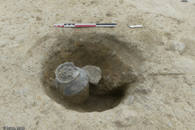 A l'issue de la fouille de la petite nécropole gallo-romaine d'une dizaine de tombes, au Rheu (Ille-et-Vilaine), une d'entre elles renfermait un vase à incinération en céramique. La présence de ces tombes signale l'existence d'une occupation antique à proximité. 