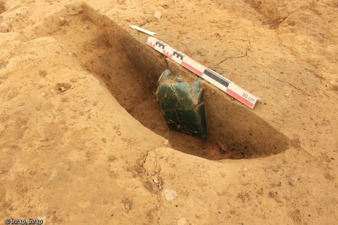 A l'issue de la fouille de la petite nécropole gallo-romaine d'une dizaine de tombes, au Rheu (Ille-et-Vilaine), une d'entre elles renfermait un vase à incinération en verre. La présence de ces tombes signale l'existence d'une occupation antique à proximité.