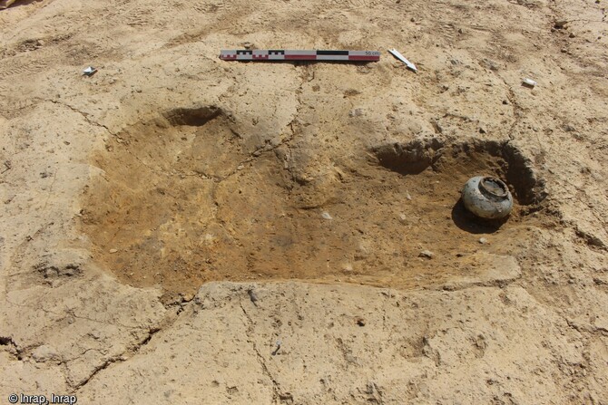 A l'issue de la fouille de la petite nécropole gallo-romaine d'une dizaine de tombes, au Rheu (Ille-et-Vilaine), une d'entre elles renfermait un vase globulaire en verre intact. La présence de ces tombes signale l'existence d'une occupation antique à proximité.