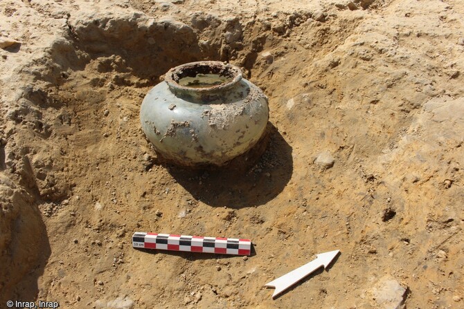 A l'issue de la fouille de la petite nécropole gallo-romaine d'une dizaine de tombes, au Rheu (Ille-et-Vilaine), une d'entre elles renfermait un vase globulaire en verre intact. La présence de ces tombes signale l'existence d'une occupation antique à proximité.