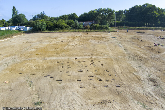 Bâtiment ouest mis au jour au cours de la fouille au Rheu (Ille-et-Vilaine). La fouille a principalement mis en évidence une occupation datant du haut Moyen Âge. A ce stade, la découverte de quelques tessons de céramique permet toutefois de placer l'occupation dans une fourchette chronologique du VIIe siècle au milieu du IXe siècle. Pour le moment pas moins d'une trentaine de constructions, majoritairement édifiées sur poteaux ont été mises en évidence. 