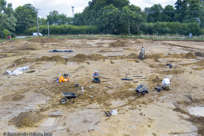 Fouille manuelle sur le chantier au Rheu (Ille-et-Vilaine). La fouille a principalement mis en évidence une occupation datant du haut Moyen Âge. A ce stade, la découverte de quelques tessons de céramique permet toutefois de placer l'occupation dans une fourchette chronologique du VIIe siècle au milieu du IXe siècle. Pour le moment pas moins d'une trentaine de constructions, majoritairement édifiées sur poteaux ont été mises en évidence.