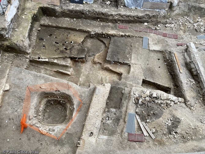 Vue générale de la fouille de l'École des Mines de Paris. A partir du 1er siècle de notre ère, Lutèce se développe sur la rive gauche de la Seine. La fouille en cours se situe aux marges de la cité du Haut-Empire (Ier-IIIe siècles) et a révélé une activité artisanale liée au travail du fer. Elle a mis au jour des fondations en pierre antiques, une aire de circulation, une vaste fosse (citerne ou réceptacle d'eau) transformée en dépotoir et un secteur qui peut être interprété comme une forge.