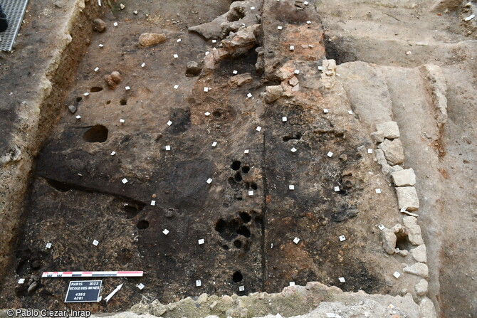 Secteur de forge datant de l'Antiquité en cours de fouille dans l'École des Mines de Paris. Ce secteur comprend un four, des structures renfermant de nombreux débris métalliques (battitures et scories) propres à la métallurgie de plein air, et une aire de travail aménagée. 