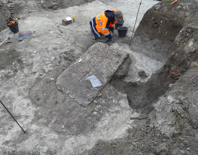 Sarcophage en cours de fouille dans la nécropole antique de la rue Soussillon à Reims (Marne). La présence d'un sarcophage en calcaire monumental (1m de haut, pour 1,65 m de long et 0,80 m de large) interroge sur le statut du défunt. 