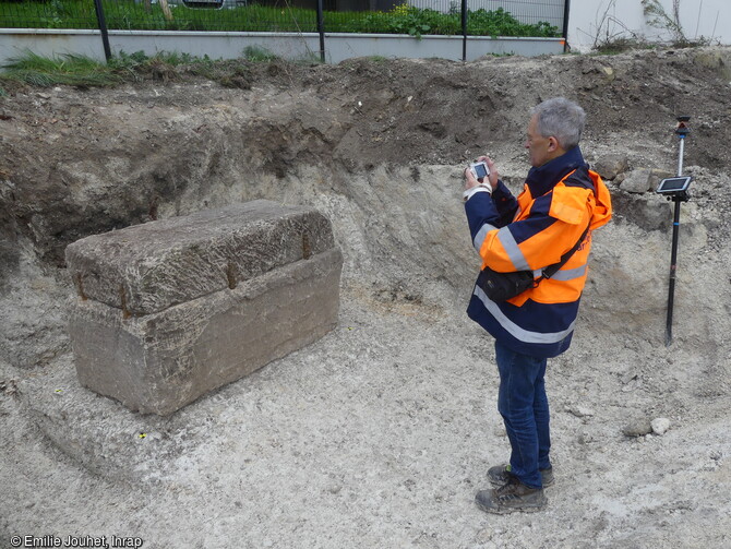 Relevé photogrammétrique du sarcophage monumental découvert dans la nécropole antique de la rue Soussillon à Reims (Marne). Le couvercle et la cuve sont taillés dans un calcaire grossier. Le maintien de ces deux pièces est assuré par huit pattes en fer scellées au plomb (deux sur chacune des quatre faces). 