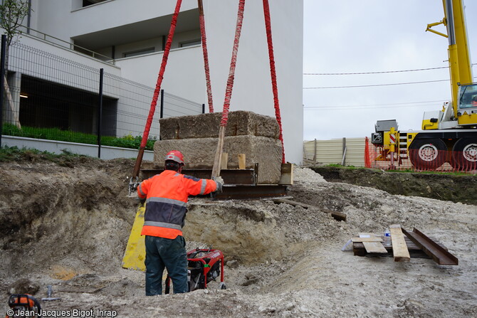 Sarcophage monumental découvert dans la nécropole antique de la rue Soussillon à Reims (Marne), soulevé sur une grue mobile pour son chargement sur le camion de transport. 