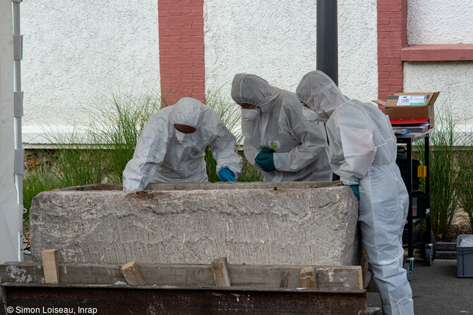 Le sarcophage découvert dans la nécropole antique de la rue Soussillon à Reims (Marne) contient la dépouille d'une femme, entourée de 4 lampes à huiles, 2 récipients en verre contenant possiblement des huiles parfumées, un petit miroir, une bague en ambre. Ce mobilier indique que l'inhumation a eu lieu au 2e siècle de notre ère. L'ADN prélevée sur une dent sera comparée à 80 échantillons afin de déterminer si cette femme appartient à une élite locale ou plus lointaine. 