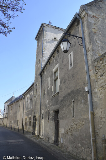 Vue du Castel-Franc à Vichy (Allier) depuis la rue Verrier. La tour d'escalier (fin XVe-début XVIe siècle) qui renferme un escalier à vis en pierre de taille est inscrite aux Monuments Historiques. 