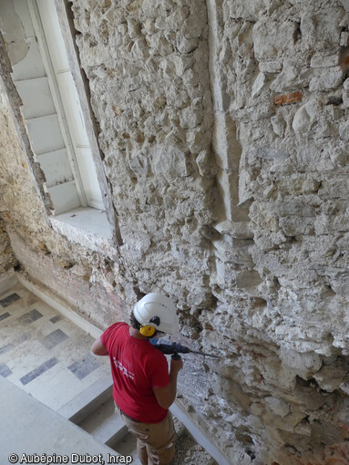 Pilier en cours de dégagement (fin XVe s. - début XVIe s. ) au rez-de-chaussée d'un bâtiment du Castel-Franc à Vichy (Allier). 