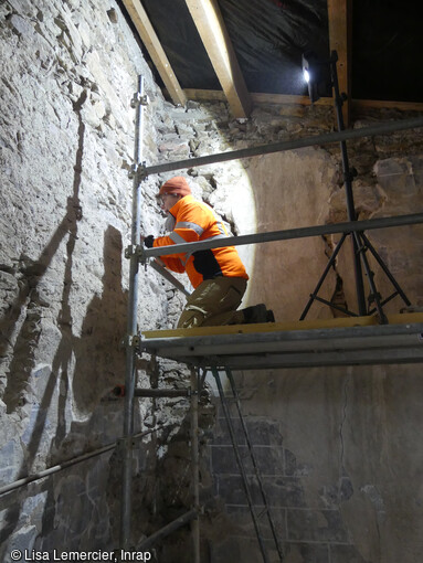 Mur gouttereau sud de l'église médiévale de l'ancienne chartreuse de Sainte-Croix-en-Jaretz (Loire), en cours d'étude. 