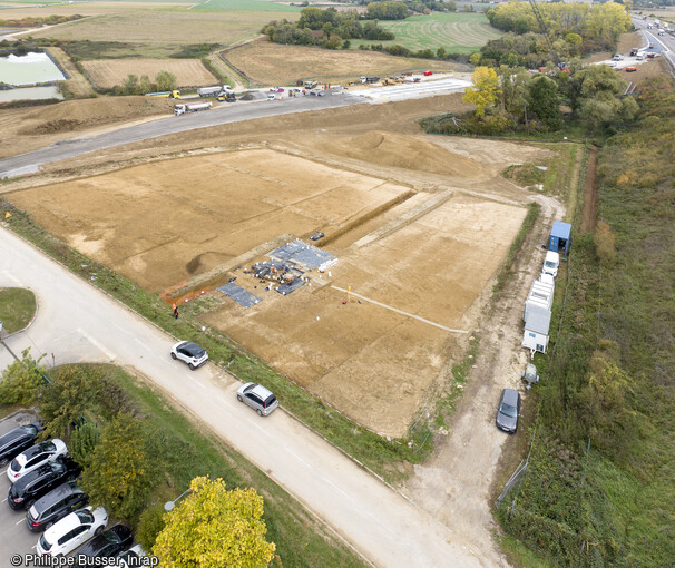 Vue aérienne de la fouille archéologique du site solutréen (entre 24 000 et 22 000 ans avant notre ère) de Fragnes-La-Loyère (Saône-et-Loire). Les conditions climatiques qui règnent sont particulièrement rigoureuses. La plaine de la Saône est une vaste steppe au couvert végétal peu développé où évoluent des espèces adaptées à ces milieux extrêmes : renne, cheval, bison, mammouth. Les chasseurs solutréens vont parcourir ces territoires notamment lors d'expéditions de chasse.