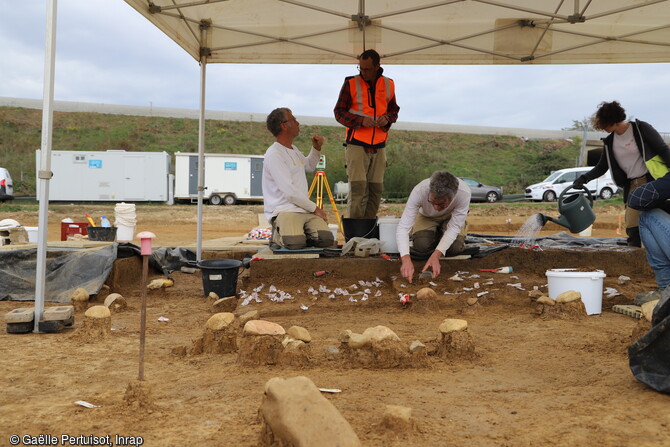 Fouille en cours du niveau solutréen (entre 24 000 et 22 000 ans avant notre ère) à Fragnes-La-Loyère (Saône-et-Loire). 