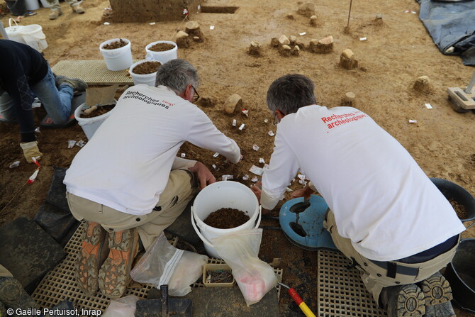 Fouille en cours du niveau solutréen (entre 24 000 et 22 000 ans avant notre ère) à Fragnes-La-Loyère (Saône-et-Loire).