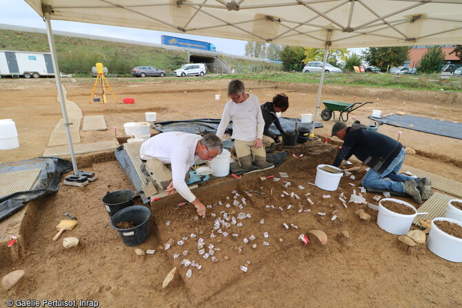 Fouille en cours du niveau solutréen (entre 24 000 et 22 000 ans avant notre ère) à Fragnes-La-Loyère (Saône-et-Loire).