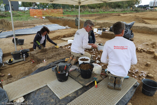 Fouille en cours du niveau solutréen (entre 24 000 et 22 000 ans avant notre ère) à Fragnes-La-Loyère (Saône-et-Loire).