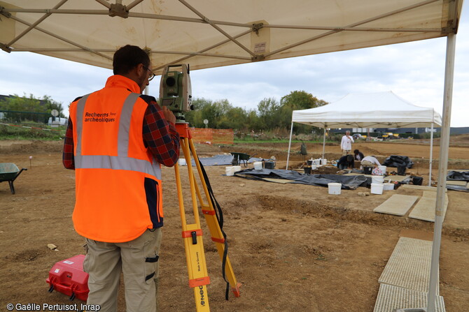 Enregistrement topographique du mobilier archéologique mis au jour sur le site solutréen (entre 24 000 et 22 000 ans avant notre ère) à Fragnes-La-Loyère (Saône-et-Loire).