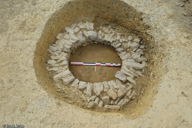 Puits médiéval du secteur nord mis au jour à Noyal-Châtillon-sur-Seiche (Ille-et-Vilaine). Les vestiges de la période médiévale et moderne se présentent sous la forme de 3 zones lacunaires indiquant  la présence de bâtiments sur poteaux au sein de plusieurs phases fossoyées dont les occupations s'étendent du XIIIe au XVIIIe siècle. 