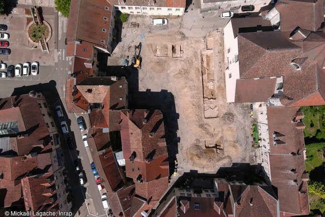 Vue aérienne à l'occasion du diagnostic archéologique sur l'abbaye de Baume-les-Dames (Doubs), suivi de travaux réalisés en juin 2022 et à l'automne 2023 par l'Inrap. Ces interventions ont fourni des données inédites sur la topographie et l'évolution de l'abbaye dont les bâtiments subsistants, ont été édifiés en grande partie au XVIIIe siècle. 