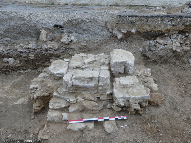 Vue d'un pilier séparant la nef du collatéral sud de l'église édifiée au 13e siècle à Baume-les-Dames (Doubs). Deux églises successives, antérieures à l'église reconstruite au 18e siècle ont été mises au jour. Une première église détruite au 13e siècle a permis la construction d'une nouvelle église abbatiale, composée d'une nef principale et de deux collatéraux, séparés par des piliers assis sur les fondations de l'église antérieure.  