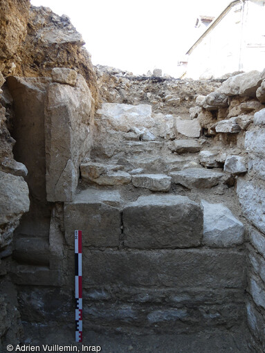 Vue d'une réfection opérée dans le mur de façade de l'église du 13e siècle, avec une colonne engagée à Baume-les-Dames (Doubs).