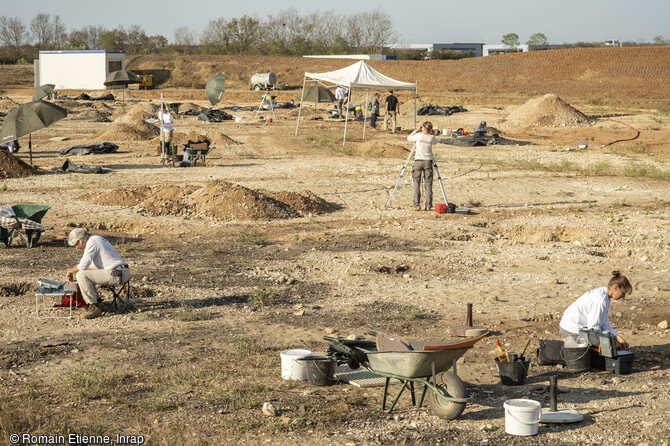 Vue de la fouille d'un vaste ensemble fun&eacute;raire antique &agrave; Saint-Vulbas (Ain). La fouille de 2018 comptabilise 554 inhumations, 212 cr&eacute;mations, 30 enclos fun&eacute;raires et 195 structures fun&eacute;raires de nature ind&eacute;termin&eacute;e. Cet ensemble est exploit&eacute; sur une longue p&eacute;riode allant du milieu du 1er si&egrave;cle avant notre &egrave;re jusqu'au milieu du VIIe si&egrave;cle de notre &egrave;re, soit pendant pr&egrave;s de 6 si&egrave;cles. 