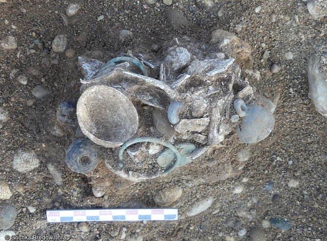 Ossuaire d'un enfant de moins de 7 ans d&eacute;couvert dans l'ensemble fun&eacute;raire antique de Saint-Vulbas (Ain). Il se trouve dans un contenant souple avec des d&eacute;p&ocirc;ts de clochette, bracelet, pendentif-coquillage et perles, dat&eacute;s entre 30 et le milieu du 1er s. de notre &egrave;re 