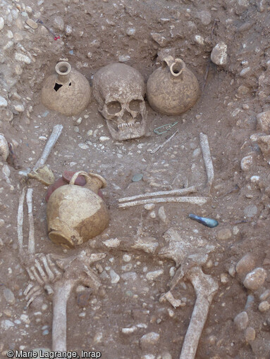 Femme adulte inhum&eacute;e entre 15 et 60 de notre &egrave;re, dans un cercueil clou&eacute; avec en d&eacute;p&ocirc;t quatre vases en c&eacute;ramique, une lampe &agrave; huile, un balsamaire en verre, une monnaie et une fibule. Mis au jour dans l'ensemble fun&eacute;raire antique de Saint-Vulbas (Ain).