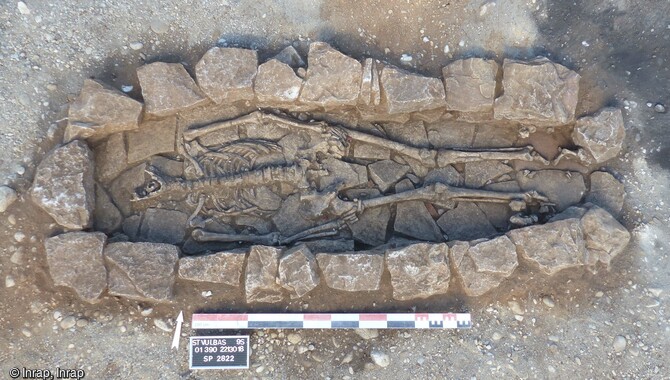 Un homme adulte reposant dans un coffre en pierre, dat&eacute; entre le milieu du VIe si&egrave;cle et le milieu du VIIe si&egrave;cle. Mis au jour dans l'ensemble fun&eacute;raire antique de Saint-Vulbas (Ain. 