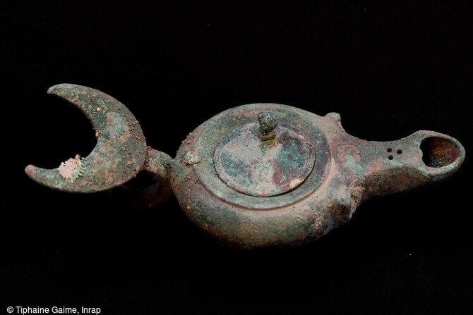 Lampe &agrave; huile en alliage cuivreux mise au jour dans une s&eacute;pulture de l'ensemble fun&eacute;raire antique de Saint-Vulbas (Ain). 
