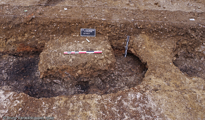 Vue du four de potier daté du 1er siècle de notre ère, mis au jour à la limite septentrionale de l'emprise de la fouille à Sainte-Catherine (Pas-de-Calais). Il est constitué de deux alandiers et d'un laboratoire avec un plot central. Le plot est entouré d'un conduit périphérique pour la circulation des gaz chauds. 