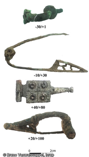 Différentes fibules retrouvées dans le comblement de la fosse d'extraction, au cours de la fouille de l'établissement antique de Sainte-Catherine (Pas-de-Calais). Des monnaies, de la faune, de la céramique, dont des fragments d'amphores sont également présents dans ce remplissage. Ce mobilier couvre une période de deux siècles (de la seconde moitié du Ier siècle avant notre ère au début du IIe siècle de notre ère).