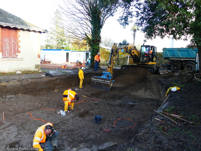 D&eacute;capage de la zone sud de la fouille de Gu&eacute;rande (Loire-Atlantique) au cours de laquelle quatre d&eacute;p&ocirc;ts mon&eacute;taires m&eacute;di&eacute;vaux seront d&eacute;couverts 