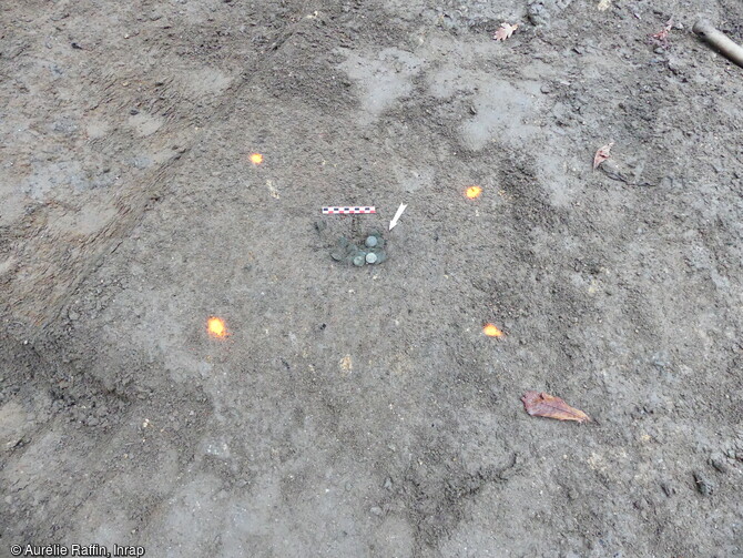 Un d&eacute;p&ocirc;t mon&eacute;taire avant pr&eacute;l&egrave;vement, mis au jour au cours la fouille &agrave; Gu&eacute;rande (Loire-Atlantique). Il s'agit d'un d&eacute;p&ocirc;t isol&eacute; datant des ann&eacute;es 1180-1204. Ce d&eacute;p&ocirc;t a &eacute;t&eacute; pr&eacute;lev&eacute; en motte pour conserver la coh&eacute;sion de l'ensemble, compromise par la d&eacute;gradation de son contenant en bois. 