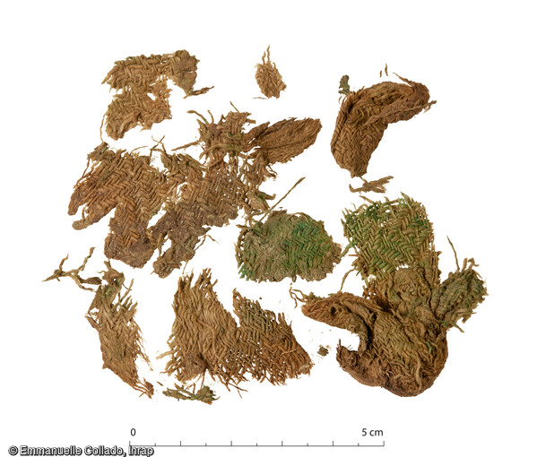 Enveloppe en lin et coton (serg&eacute; losang&eacute;) retrouv&eacute; dans le d&eacute;p&ocirc;t mon&eacute;taire n&deg; 4 dat&eacute; de 1341-1342, apr&egrave;s pr&eacute;l&egrave;vement lors de la fouille &agrave; Gu&eacute;rande (Loire-Atlantique).